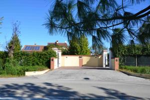 uma casa com uma garagem com uma garagem em B&B Melograno MC em Rubano