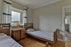 una camera da letto con due letti e una finestra di Jan´s Hüs a List