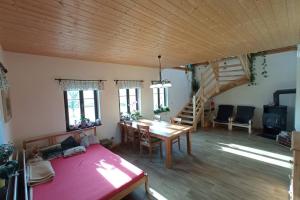 une chambre avec un lit, une table et un escalier dans l'établissement Chalupa bez hranic, à Krompach