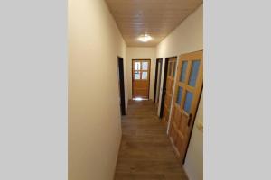 pasillo de una habitación con suelo y puertas de madera en Chalupa bez hranic, en Krompach
