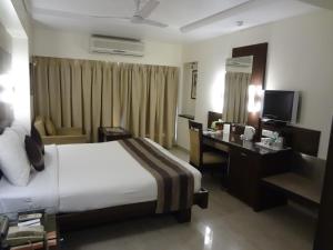 Postel nebo postele na pokoji v ubytování Hotel Suba Galaxy Mumbai