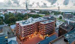 una vista aérea de un edificio en una ciudad en Metropol Spa Hotel, en Tallin