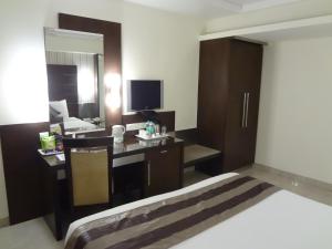 Postel nebo postele na pokoji v ubytování Hotel Suba Galaxy Mumbai