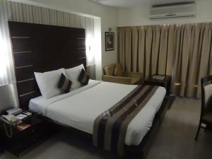 Postel nebo postele na pokoji v ubytování Hotel Suba Galaxy Mumbai