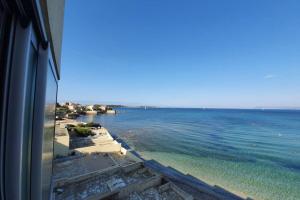 - une vue sur l'océan depuis la fenêtre d'un bâtiment dans l'établissement Miramare studio pieds dans l eau vue mer féerique 180 féerique, à Six-Fours-les-Plages
