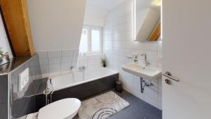 uma casa de banho com uma banheira, um WC e um lavatório. em Karl V - Geschichte leben im Herzen der Altstadt em Schwäbisch Hall