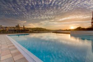 Luxurious Apt with Ocean Views and Pool in Tigne Point内部或周边的泳池
