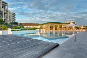 Foto da galeria de Luxurious Apt with Ocean Views and Pool in Tigne Point em Sliema