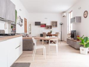una cucina e un soggiorno con tavolo e sedie di The Best Rent - Lovely two rooms apartment with terrace in Buenos Aires a Milano