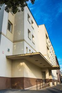 un gran edificio blanco en una calle de la ciudad en Danubius Szálló, en Komárno