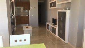 salon z kuchnią i telewizorem w obiekcie Torre Levante Plus - Arca Rent w mieście Benidorm
