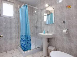 カルパチにあるMaryniaのバスルーム(シャワー、洗面台、トイレ付)