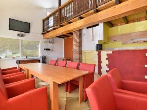 卡爾帕奇的住宿－Marynia，一间带木桌和红色椅子的用餐室