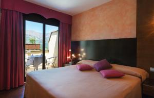 Posteľ alebo postele v izbe v ubytovaní Hotel Restaurant Cal Petit + 37 fotografií
