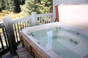 eine Whirlpool-Badewanne auf einer Terrasse in der Unterkunft Pinecreek #I - 4 BR - Private Hot Tub - Close to Town - Shuttle to Slopes in Breckenridge