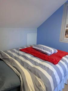 Cama en habitación con pared azul en Riverside B&B en Kidwelly