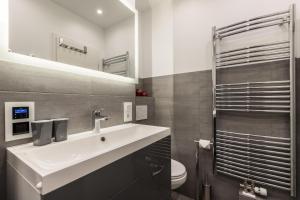 un baño con lavabo e inodoro en Ferienwohnung Penthouse, en Westerland 14 fotos más