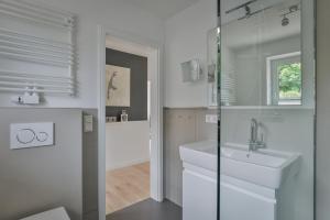 bagno bianco con lavandino e specchio di Sylt Seascape I a Westerland
