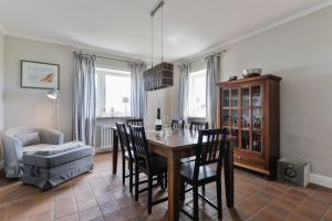 una sala da pranzo con tavolo e sedie di Lenas Hüs a List