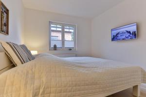 una camera con letto e TV a parete di Sylt Seascape II a Westerland