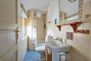 ein kleines Badezimmer mit Waschbecken und Toilette in der Unterkunft Batory Annex in Krakau + 61 Fotos