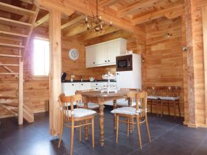 a kitchen with a table and chairs in a cabin at B&B De Lakenvelder in Venhorst