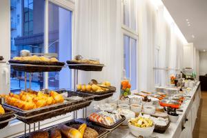 ein Buffet mit vielen verschiedenen Speisen in der Unterkunft Holiday Inn Dresden - Am Zwinger, an IHG Hotel in Dresden