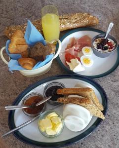 Pilihan sarapan tersedia untuk tetamu di Mango Lodge