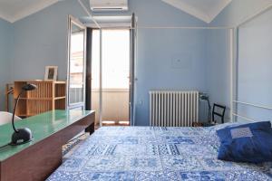 Schlafzimmer mit einem Bett, einem Schreibtisch und einem Fenster in der Unterkunft Milano Style Apartment in Città Studi in Mailand