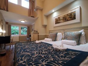 Cama o camas de una habitación en The Haymarket Lairg Hotel