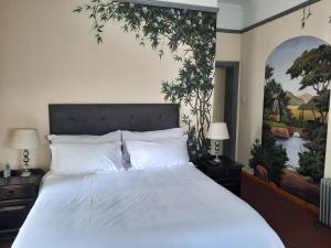 Postel nebo postele na pokoji v ubytování Alpine Inn