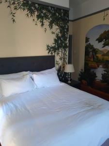 Postel nebo postele na pokoji v ubytování Alpine Inn