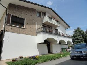una casa bianca con un'auto parcheggiata davanti di HOUSE DOLCEVITA 30 min per Venezia a Padova