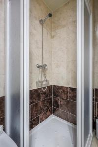a bathroom with a shower with a tub at Alcalá del rio 2B in Alcalá del Río