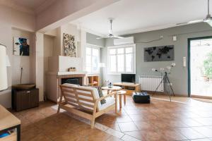 TV a/nebo společenská místnost v ubytování Mid century 3 bdr city centre townhouse