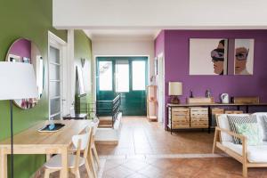 Posezení v ubytování Mid century 3 bdr city centre townhouse