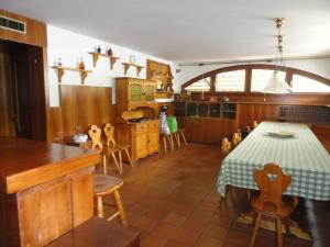 una cucina con un tavolo e sedie in una stanza di HOUSE DOLCEVITA 30 min per Venezia a Padova