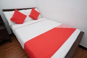 Shirantha Hotel客房内的一张或多张床位