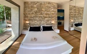 Ліжко або ліжка в номері LA FORESTALE Luxury Ecolodge Piano Terra- Appt