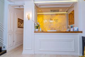 地拉那的住宿－埃勒酒店，一间设有白色墙壁和柜台的房间