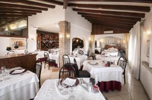 a restaurant with tables with white tablecloths at Hotel Ristorante Alla Botte in Portogruaro