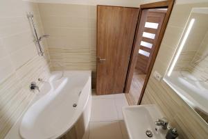 Kúpeľňa v ubytovaní Horské apartmány Na Pastvinách