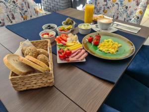 un tavolo per la colazione con un piatto di cibo e pane di No1 Bed&Breakfast Restauracja ŚNIADANIE I PARKING W CENIE! a Leszno