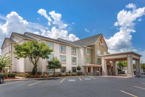 una representación de un hotel con aparcamiento en Comfort Inn & Suites North Little Rock JFK Blvd, en North Little Rock