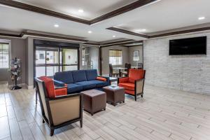 uma sala de estar com um sofá e cadeiras e uma televisão em Comfort Inn & Suites North Little Rock JFK Blvd em North Little Rock