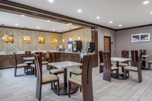 a restaurant with tables and chairs and a bar at Comfort Inn & Suites North Little Rock JFK Blvd in North Little Rock