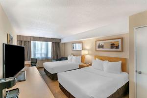 מיטה או מיטות בחדר ב-Quality Inn and Suites Montreal East