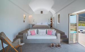 Гостиная зона в Luxury Santorini Villa Villa Senior Suite Private Pool Sea View Imerovigli