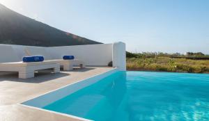 Baseinas apgyvendinimo įstaigoje Luxury Santorini Villa Villa Senior Suite Private Pool Sea View Imerovigli arba netoliese