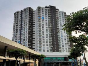 クライにあるKulai D'Putra Suites 1min to ioiMall near JPO, Senai Airportの建物前の大きなアパートメントビル